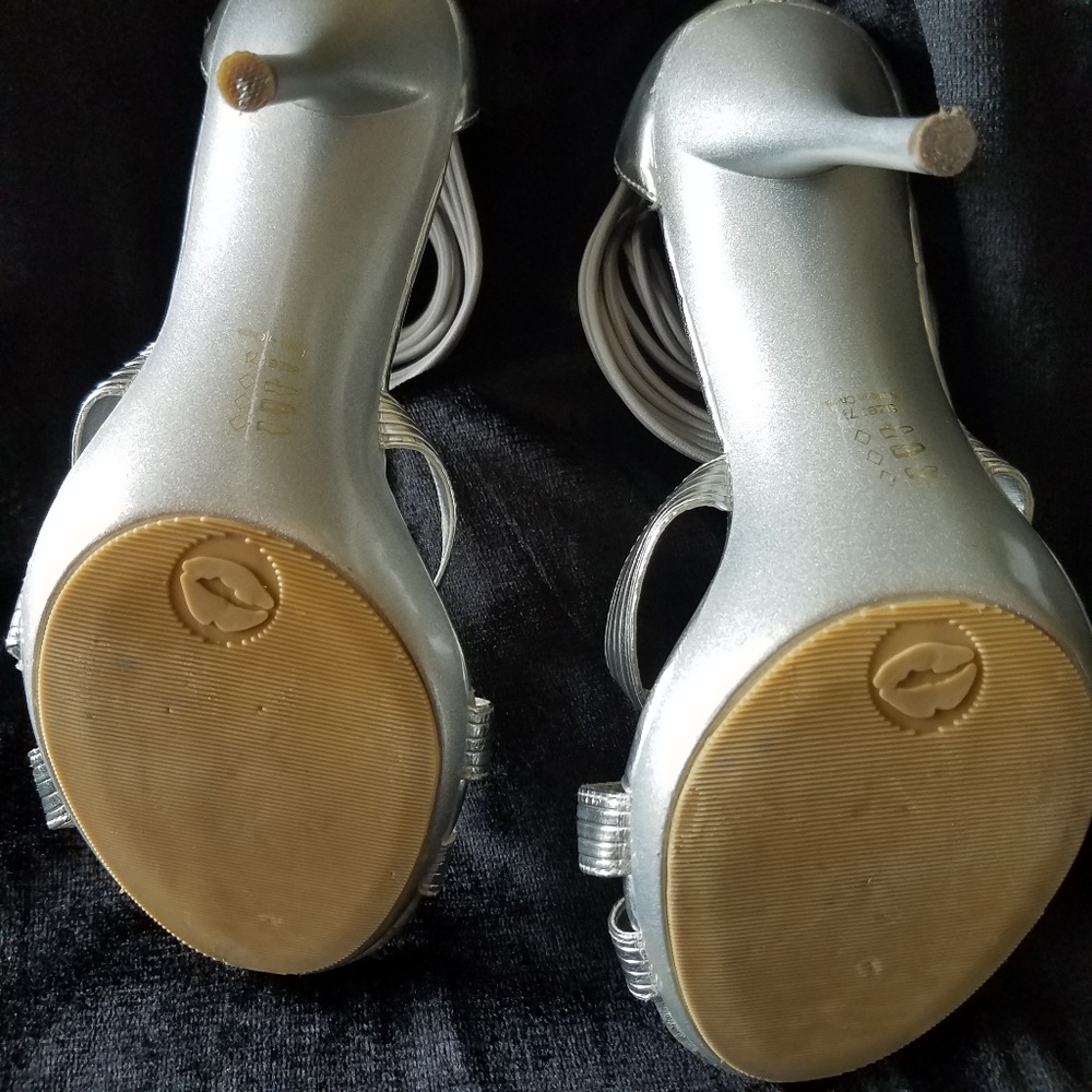 🔥 FREE with Any Purchase-Closet Clear Out🔥 - Picture 8 of 8